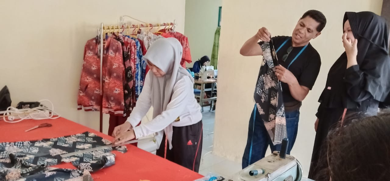 6. Proses pembuatan jaket batik khas provinsi kalimantan tengah.jpg